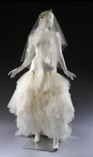 Vestido de noiva usado pela modelo Mary Charteris ao se casar com o músico Robbie Furze, 2012